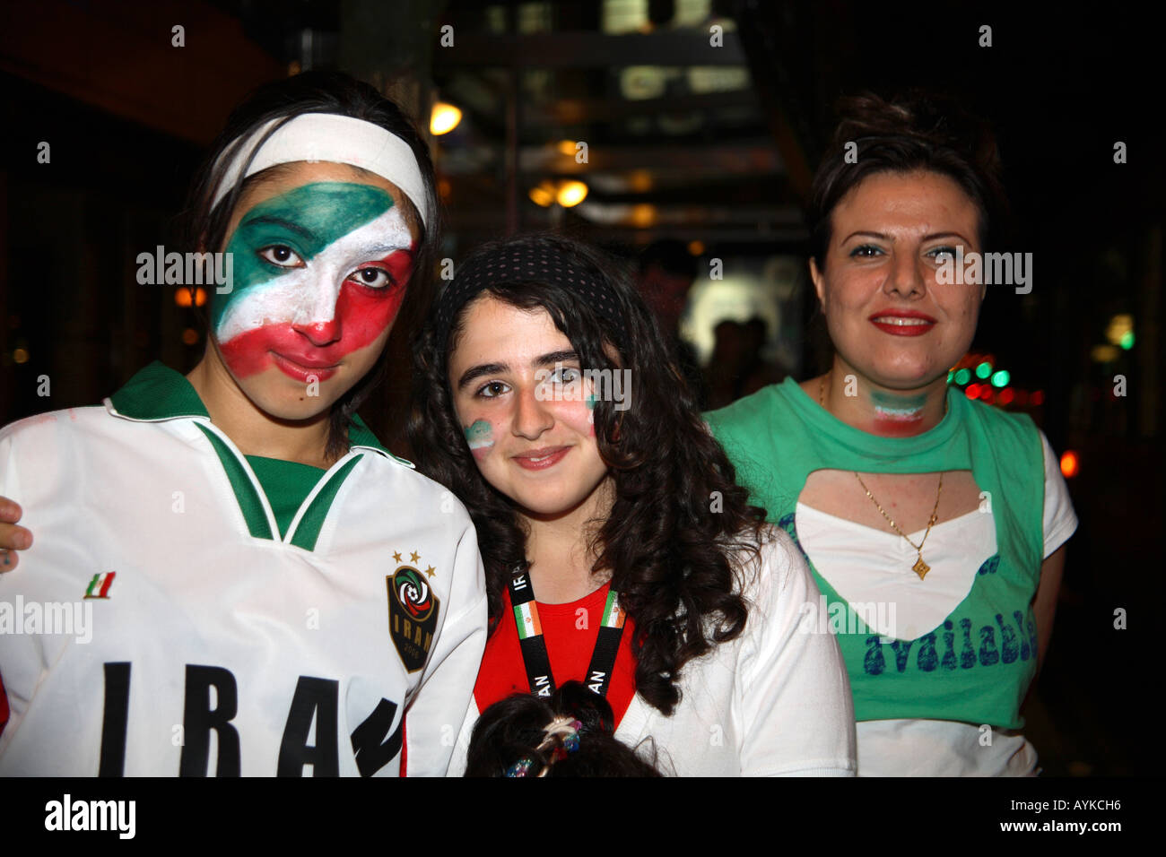 Sostenitori iraniani pongono dopo 3-1 sconfitta vs Messico, 2006 Coppa del Mondo di calcio, Shepherds Bush, Londra Foto Stock