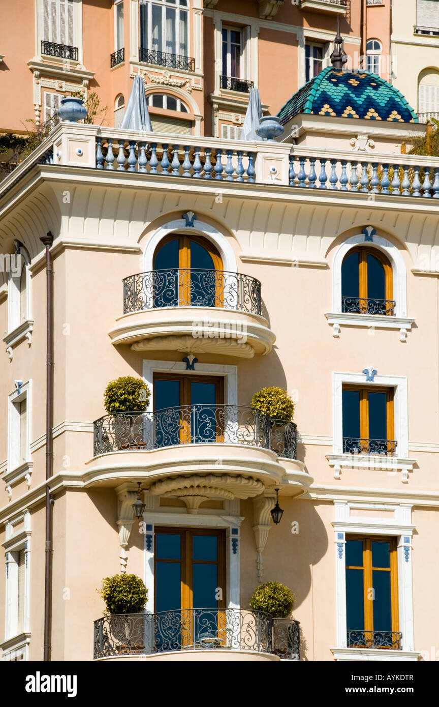 Le finestre e i balconi di un vecchio edificio nel Principato di Monaco Foto Stock