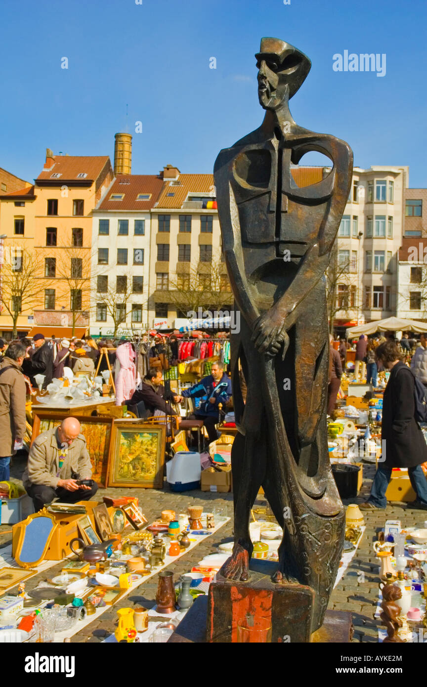 Mercato delle pulci a Place du jeu de Balle Bruxelles Belgio Europa Foto Stock