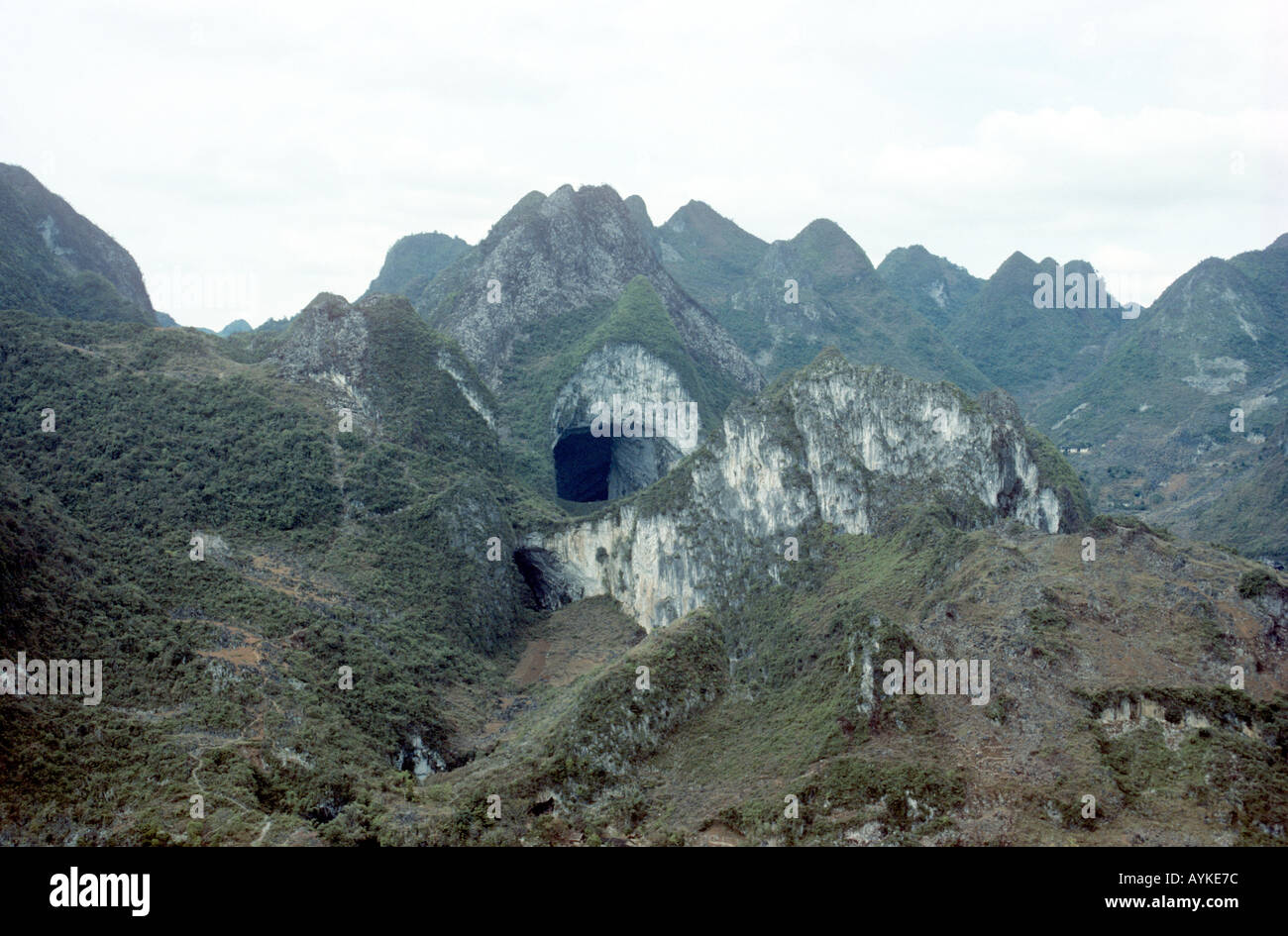 100m ampia entrata a Ma Wang Dong grotta del sistema cinese di Guangxi Foto Stock