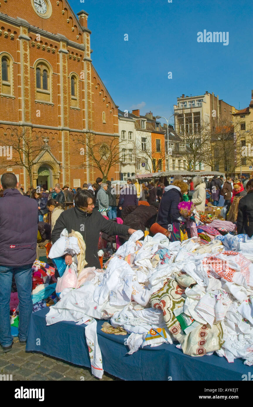 Mercato delle pulci a Place du jeu de Balle Bruxelles Belgio Europa Foto Stock