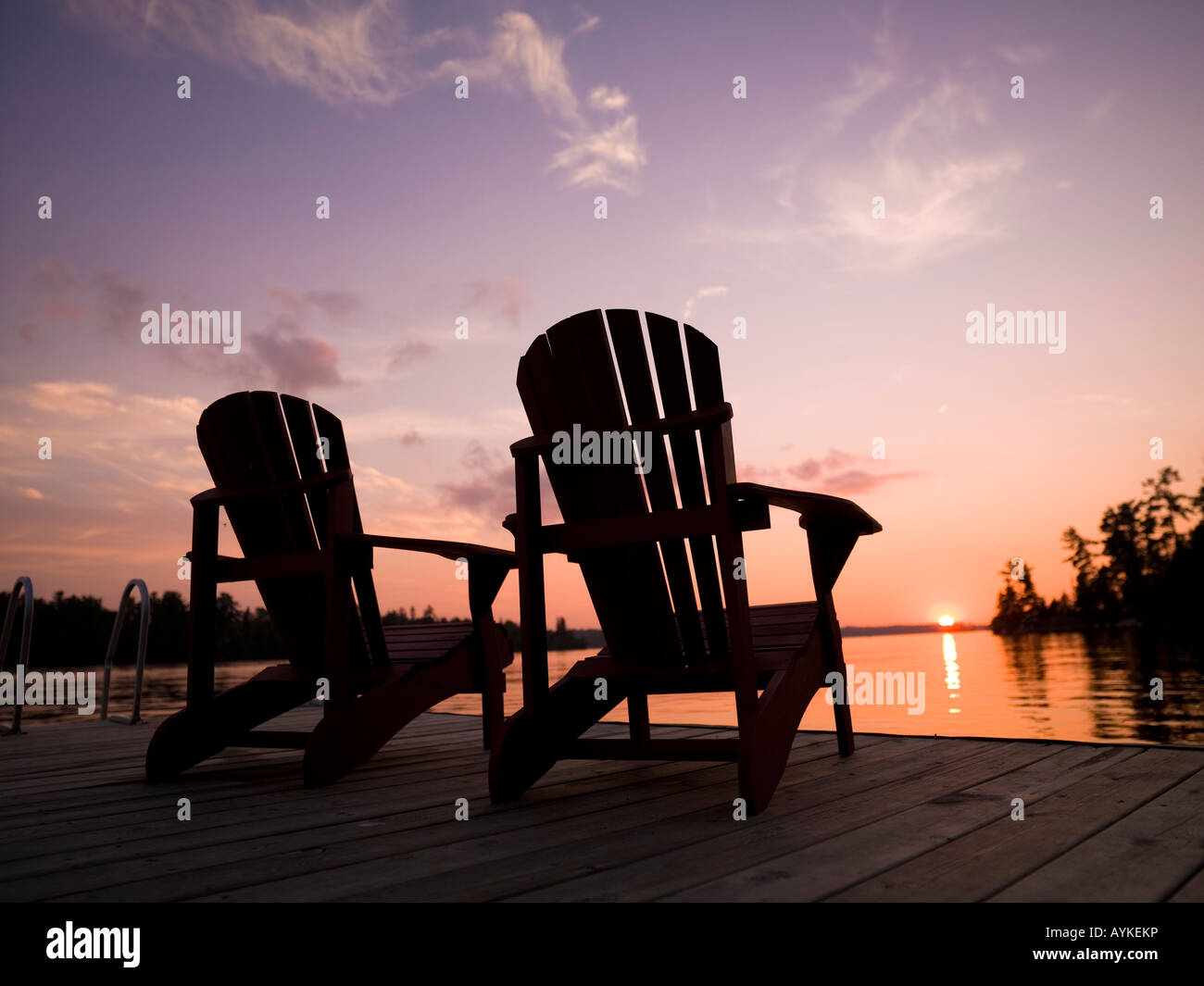 Il lago dei boschi, Ontario, Canada, sedie Adirondack Foto Stock