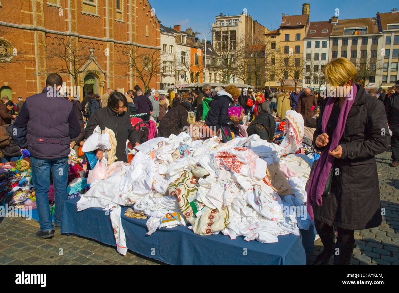 Mercato delle pulci a Place du jeu de Balle Bruxelles Belgio Europa Foto Stock