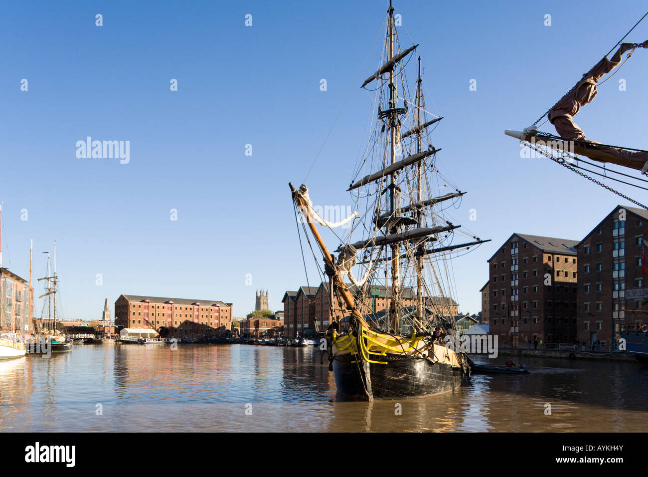 La Tall Ship Phoenix entrando nel bacino di carenaggio di Gloucester Docks Foto Stock