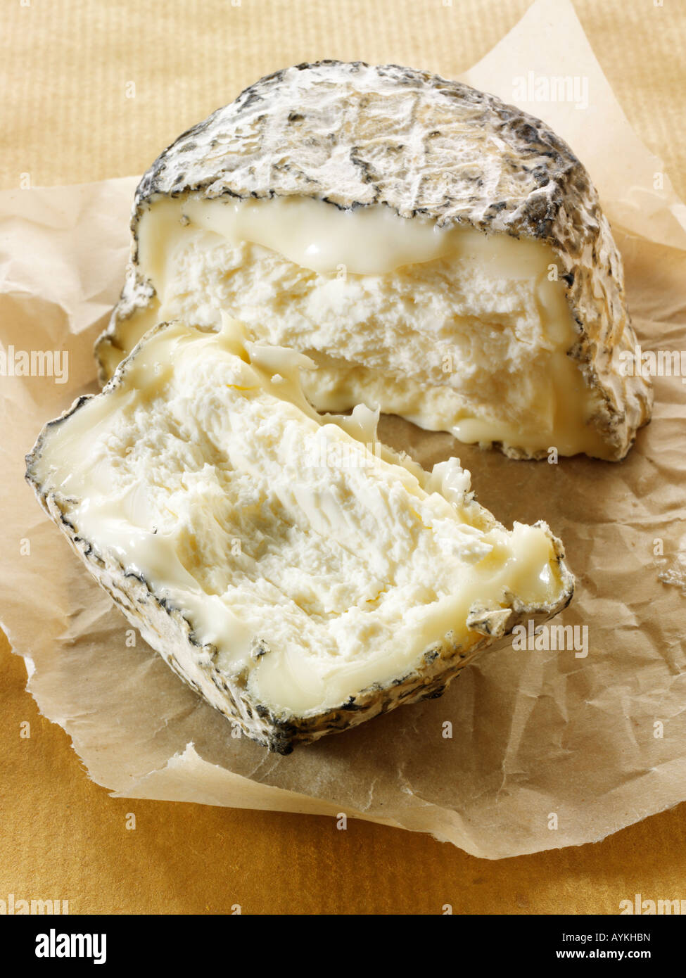 Organico degli agricoltori francesi di cenere Formaggio di capra tagliato su uno sfondo bianco. Normandia Foto Stock