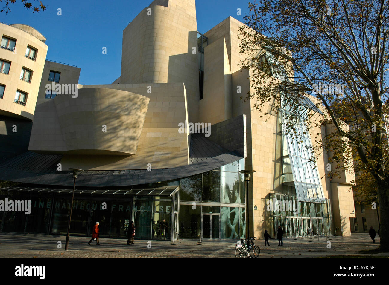 Cinematheque Francaise Parigi architetto Frank Owen Gehry rue Paul Belmondo Chromophotography da Marey Etienne-Jules Francia Foto Stock