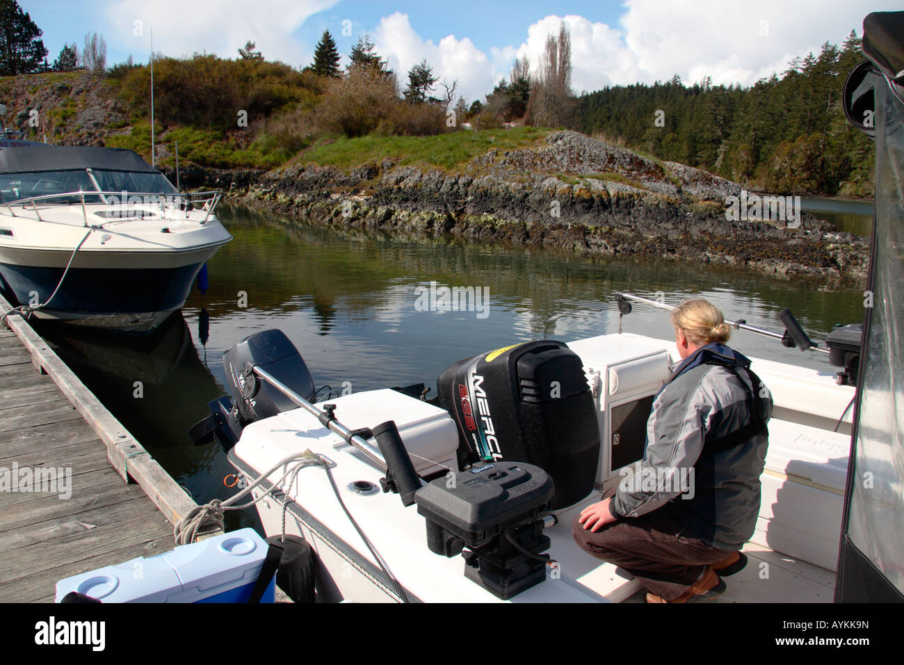 Uomo di controllo motore barca Foto Stock