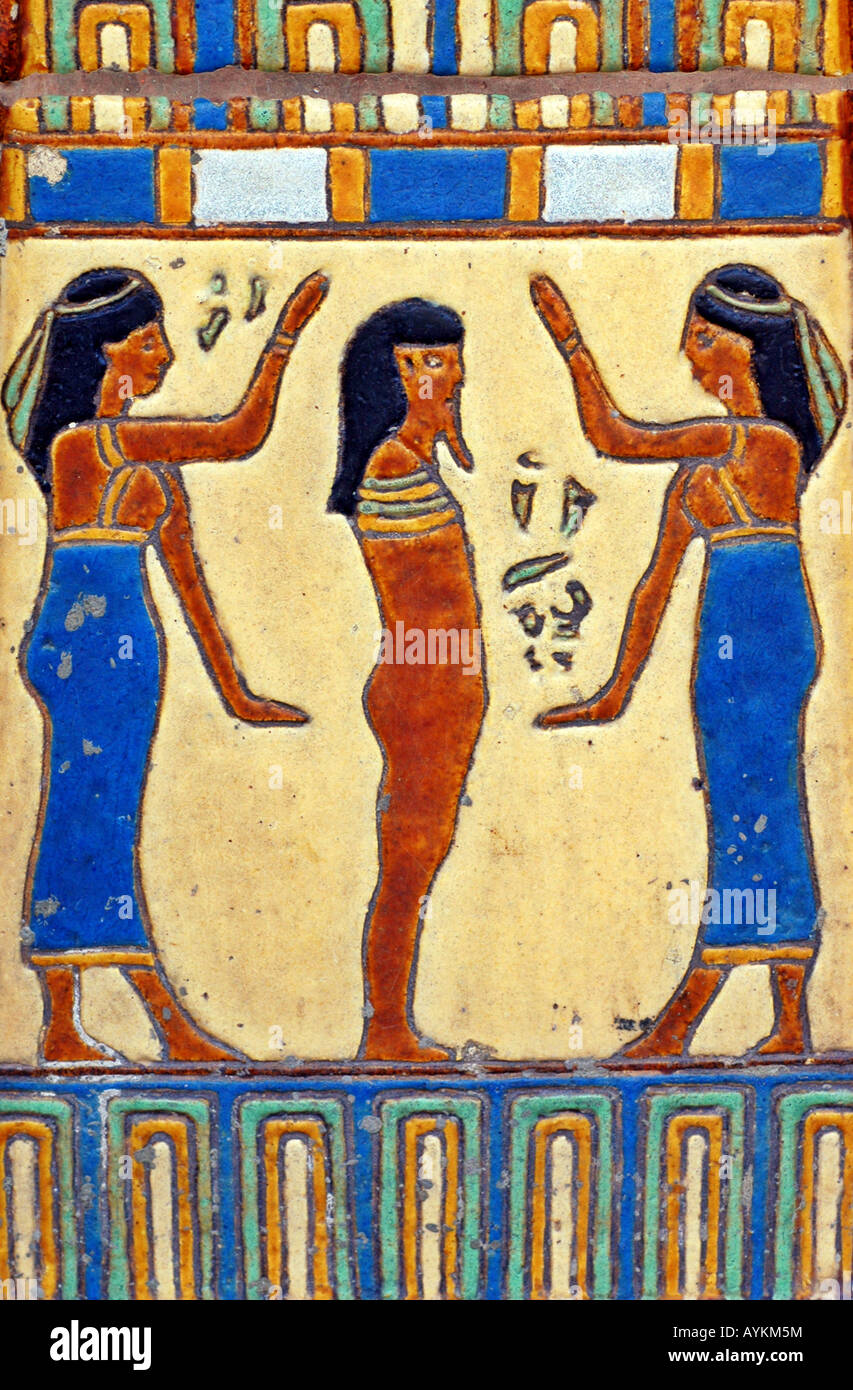 Piastrelle fatte a mano raffigurante la dea egiziana Nefti e il corpo del Re Tut su una parete di Park City Utah Foto Stock