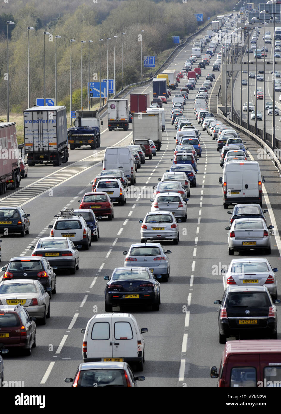 Il traffico pesante sulla autostrada M6,NORTHBOUND vicino svincolo 12,CANNOCK, STAFFORDSHIRE, Regno Unito. Foto Stock
