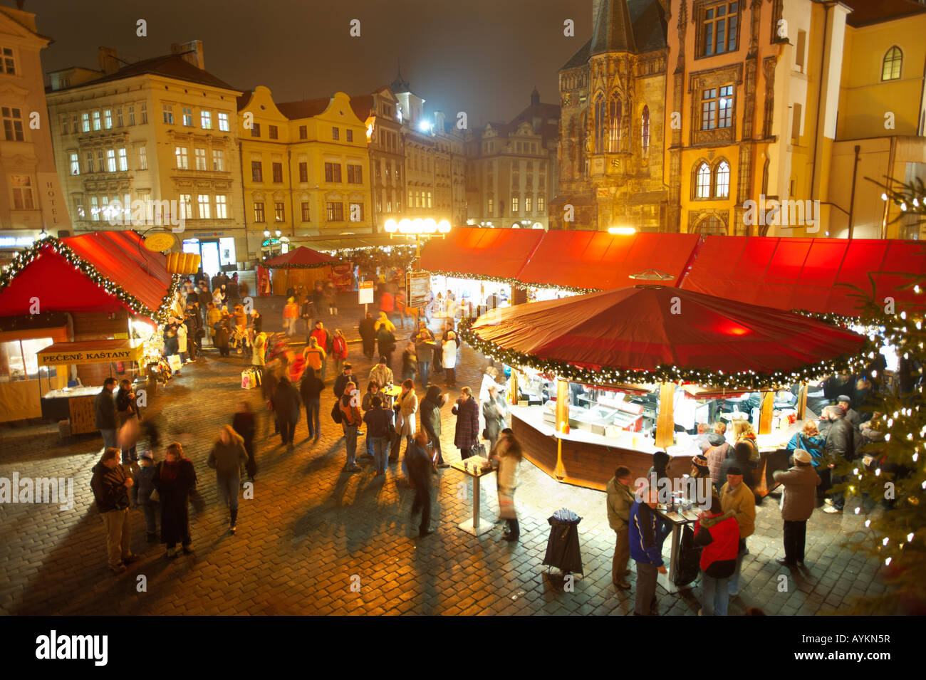 "Festoso Mercatino di Natale Praga di notte la piazza della Città Vecchia di Praga, Repubblica Ceca Foto Stock