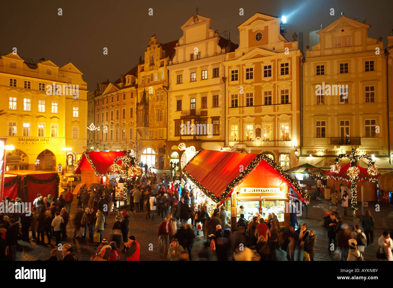 "Festoso Mercatino di Natale Praga di notte la piazza della Città Vecchia di Praga, Repubblica Ceca Foto Stock