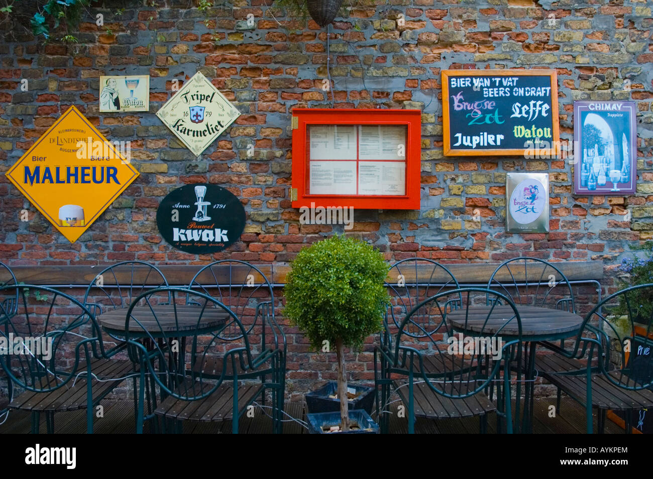 Patio vuota di un bar in Bruges Belgio Europa Foto Stock