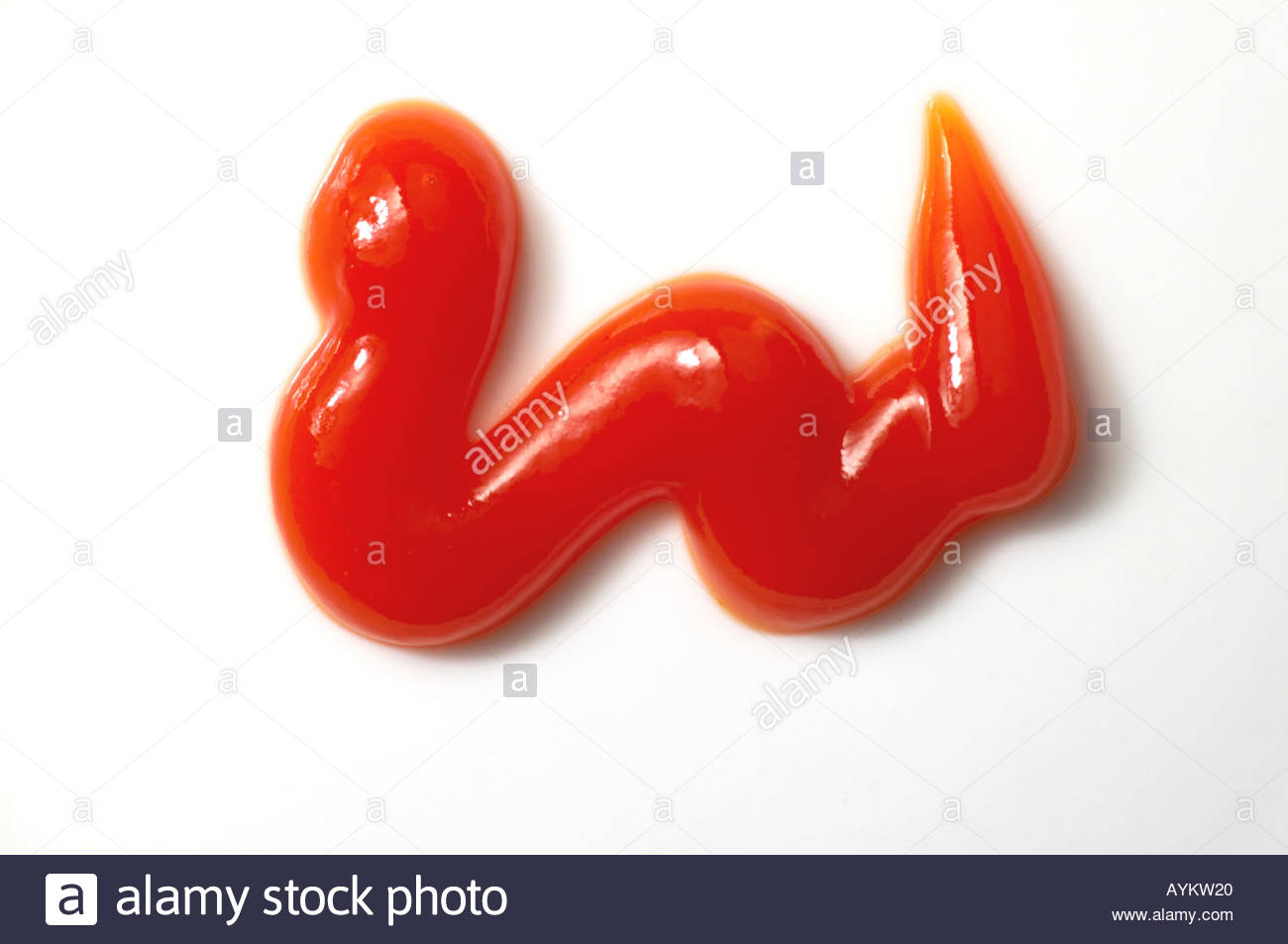 Una pompetta di tomato ketchup su sfondo bianco Foto Stock