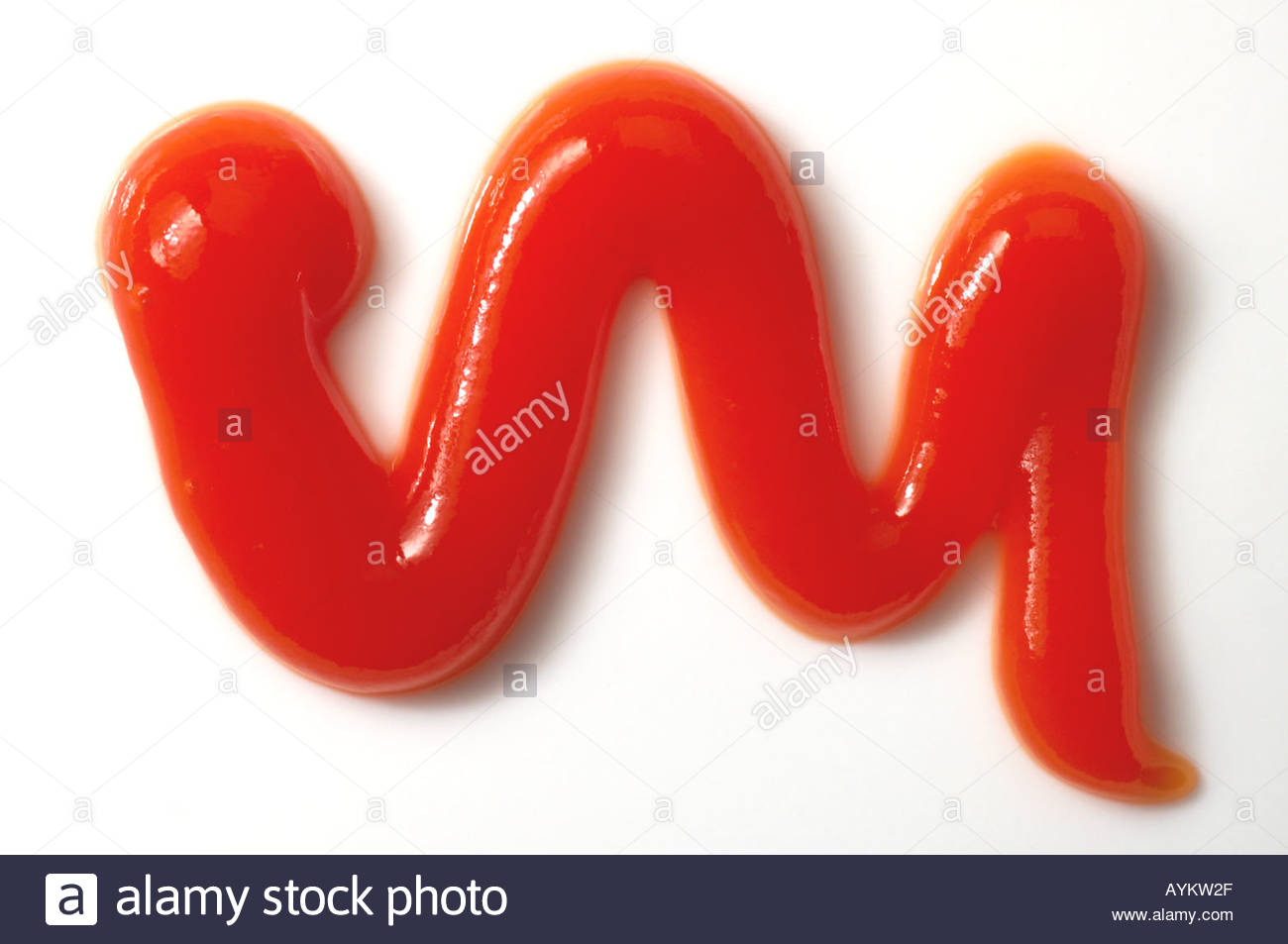 Una pompetta di tomato ketchup su sfondo bianco Foto Stock