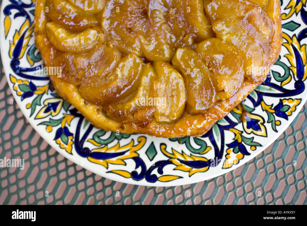 Sottosopra la torta di mele di una ricetta francese Tarte Tatin Foto Stock
