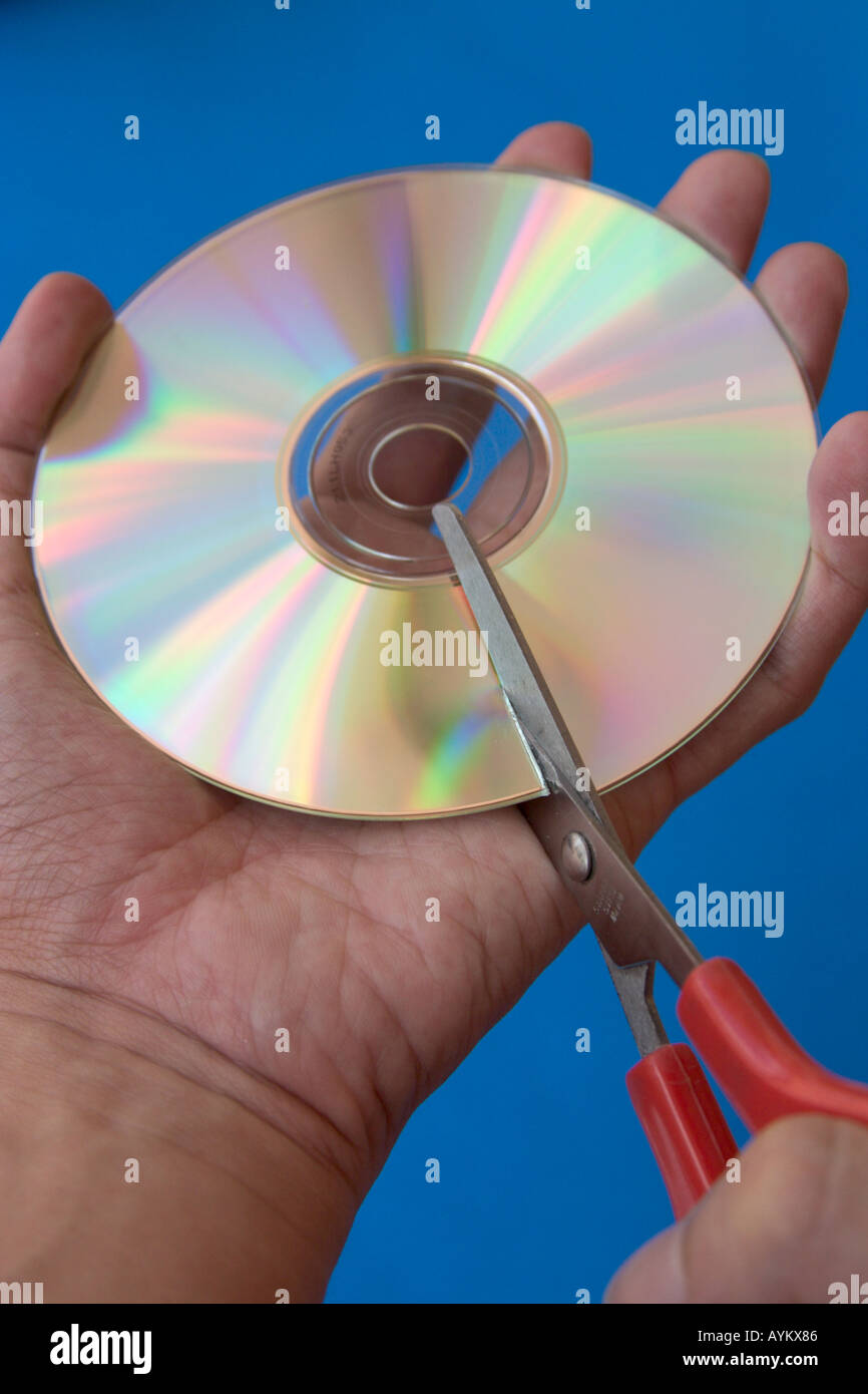 Il taglio a forbice in un cd-rom nozione dei dati di archiviazione di sicurezza distruggere privacy Informazioni di segretezza Foto Stock