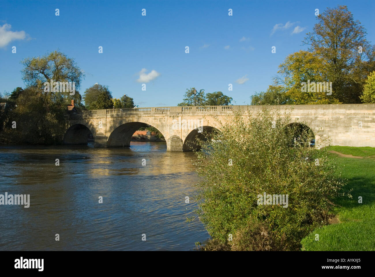 Vista di Wallingford Bridge e il fiume Tamigi Wallingford Oxfordshire England Regno Unito Foto Stock