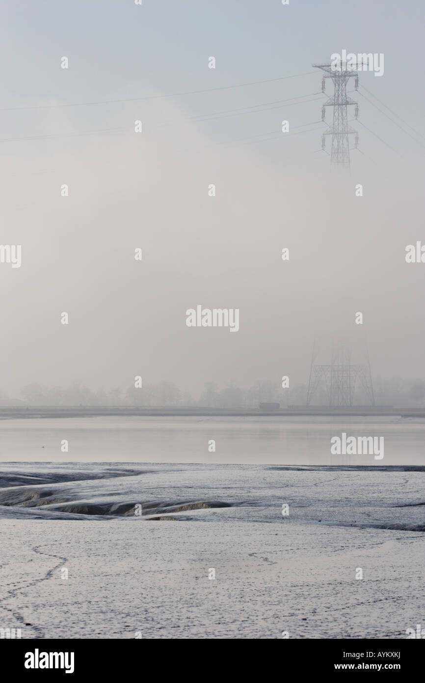 Vista da Kennetpans un inizio di mattina nebbia di congelamento cancella dal Forth Estuary vicino a Kincardine sulla via. Foto Stock
