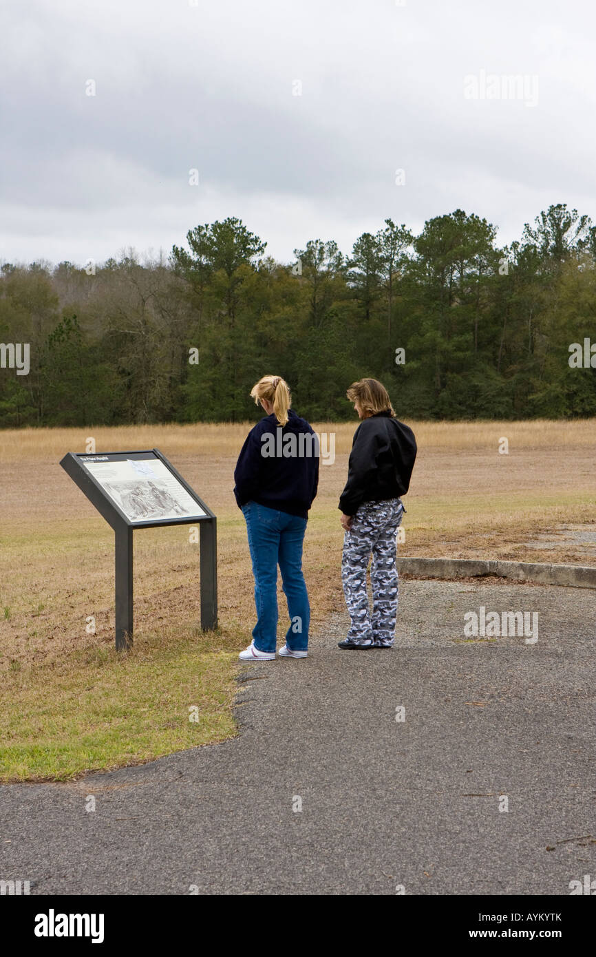 Turisti cartelli di segnalazione lettura circa Andersonville Guerra civile carcere Georgia Foto Stock