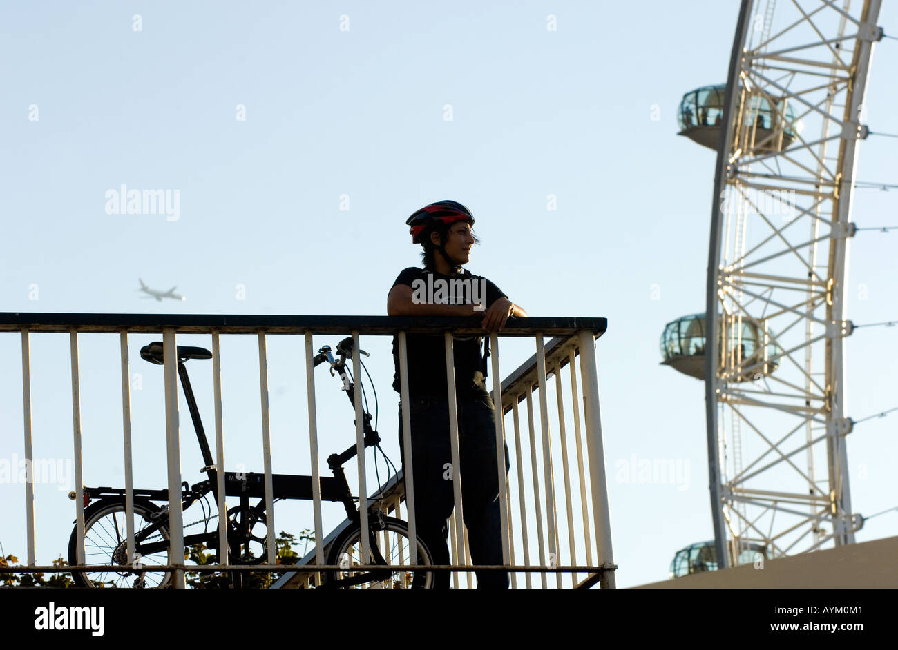 Londra Comutor guardando a vista sul London Eye Foto Stock