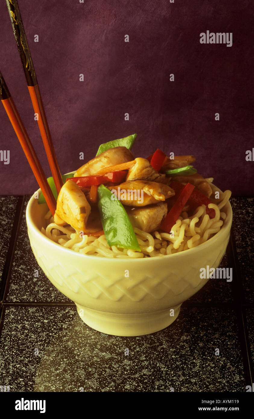 Pollo stir fry in salsa di ostriche del sud-est asiatico Foto Stock