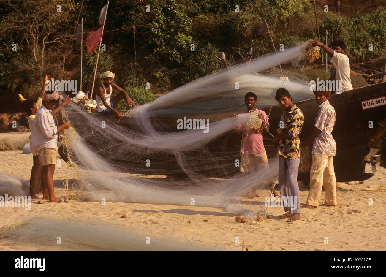 I pescatori e le reti Gokarna beach India Foto Stock