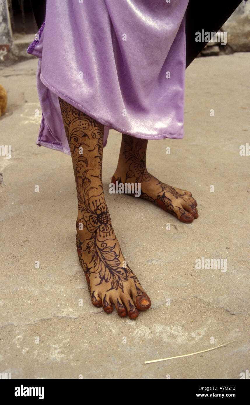 Le gambe e i piedi di una giovane donna di isola di Lamu Kenya Coast Africa orientale Foto Stock