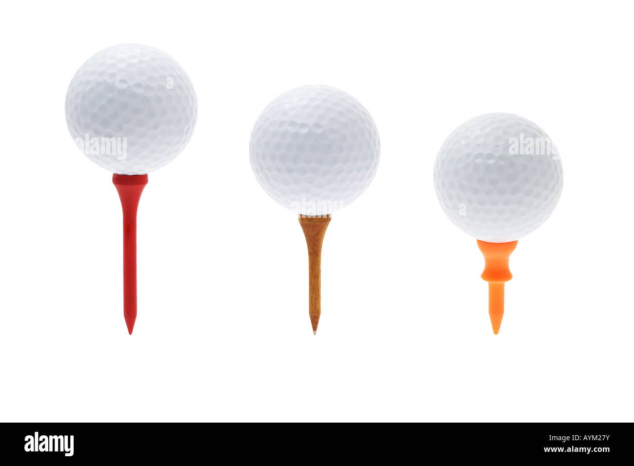 Palline da golf su diversi tees isolati su sfondo bianco Foto Stock