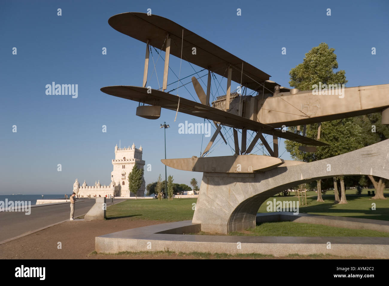 Lisbona portogallo la Torre de Belem Replica di Fairey 17 Primo piano per rendere il sud traversata atlantica Foto Stock