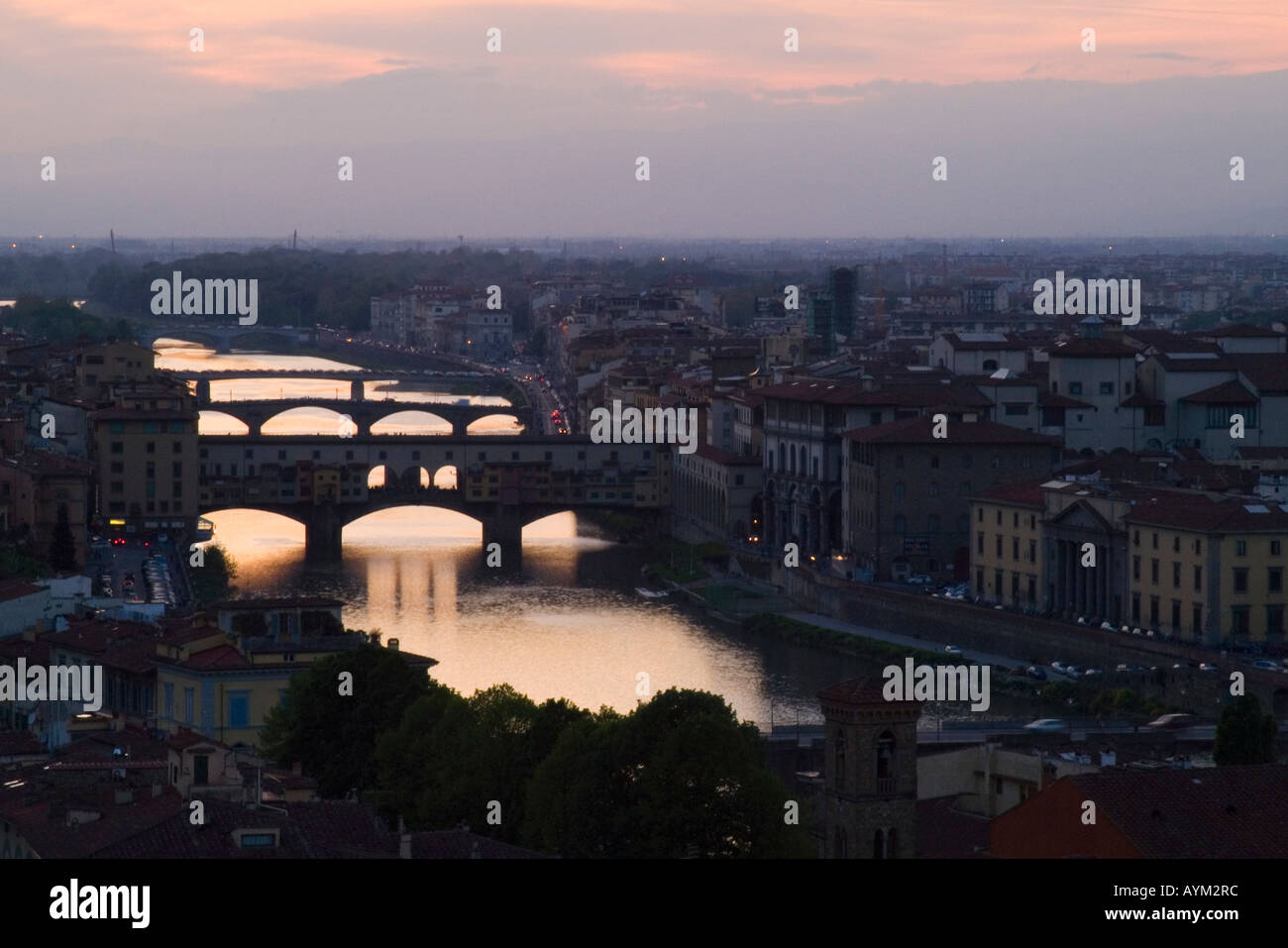 Tramonto sul fiume Arno Firenze Italia Foto Stock