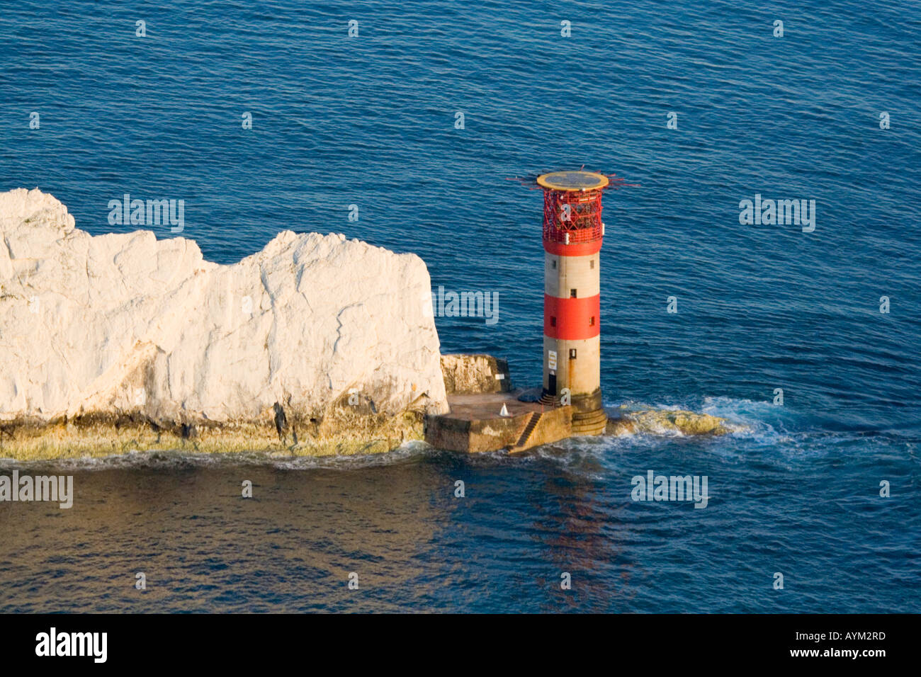 Vista aerea di aghi faro. Impostazione sun. Isola di Wight. Regno Unito. Foto Stock