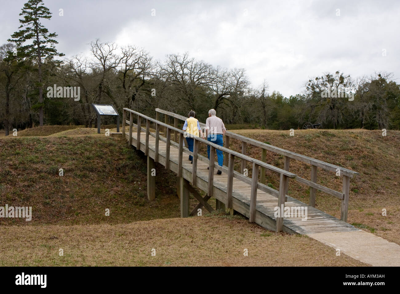 I turisti camminare sul ponte per vedere cartelli di indicazione circa Andersonville Guerra civile carcere Georgia Foto Stock