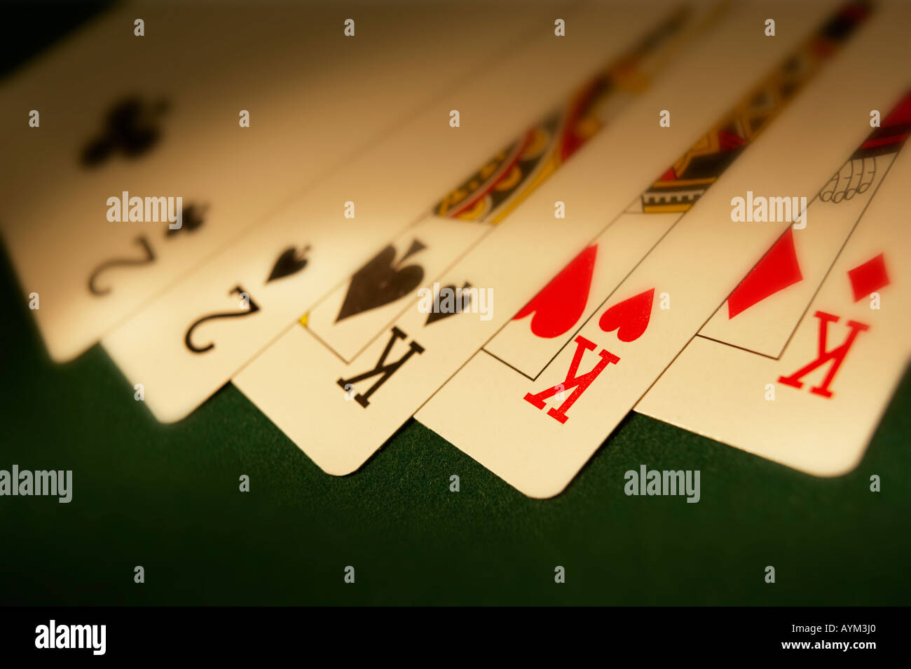 Mano di carte da gioco che mostra il FULL HOUSE sul panno verde tavolo da gioco Foto Stock