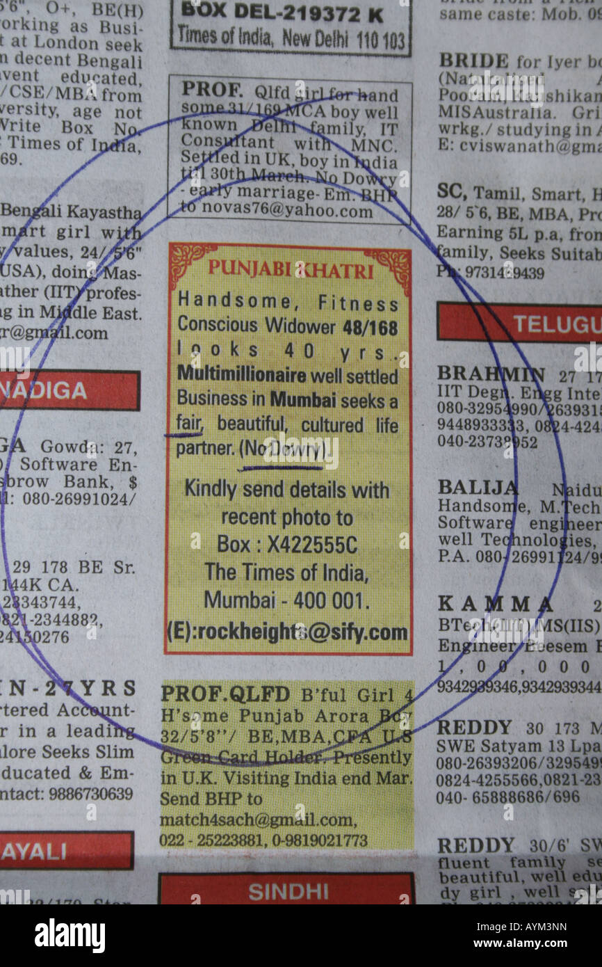 Sezione matrimoniale di un quotidiano indiano la pubblicità per le spose di alcune caste o tribù e pelle giusta , India Foto Stock