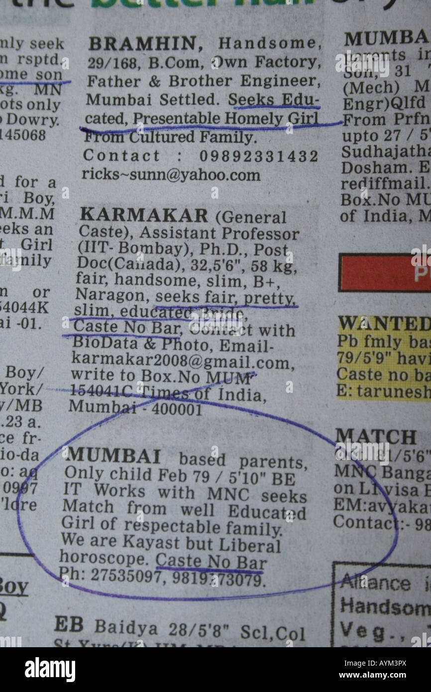 Sezione matrimoniale di un quotidiano indiano la pubblicità per le spose di alcune caste o tribù e pelle giusta , India Foto Stock