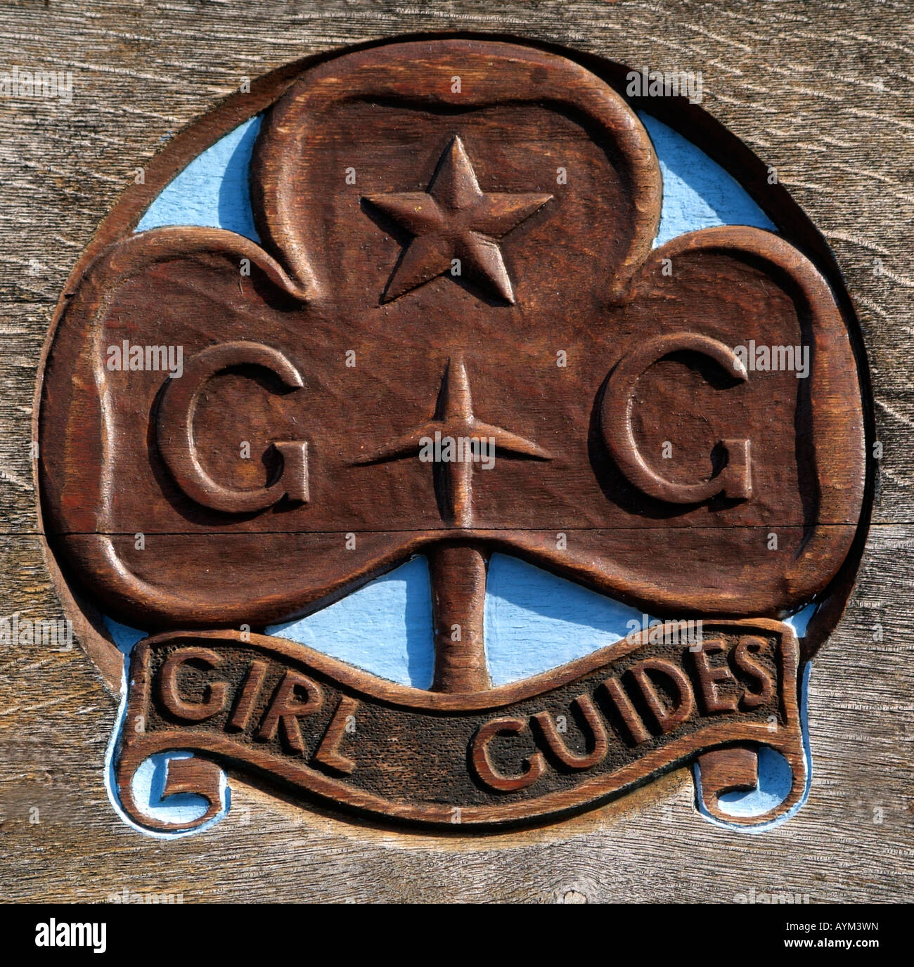 Scultura in legno della ragazza Badge Guide Foto Stock
