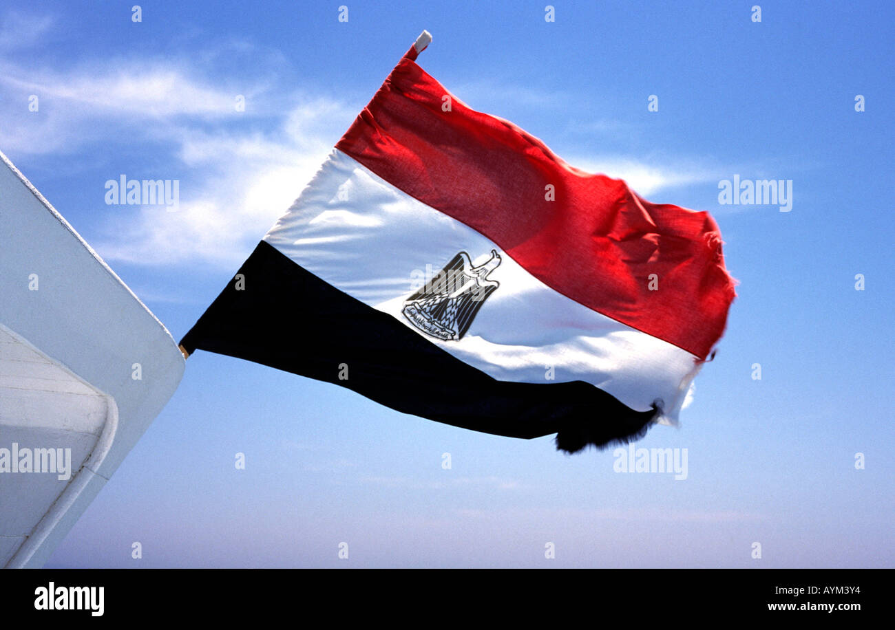 Egitto bandiera nazionale battenti sul retro della barca Foto Stock