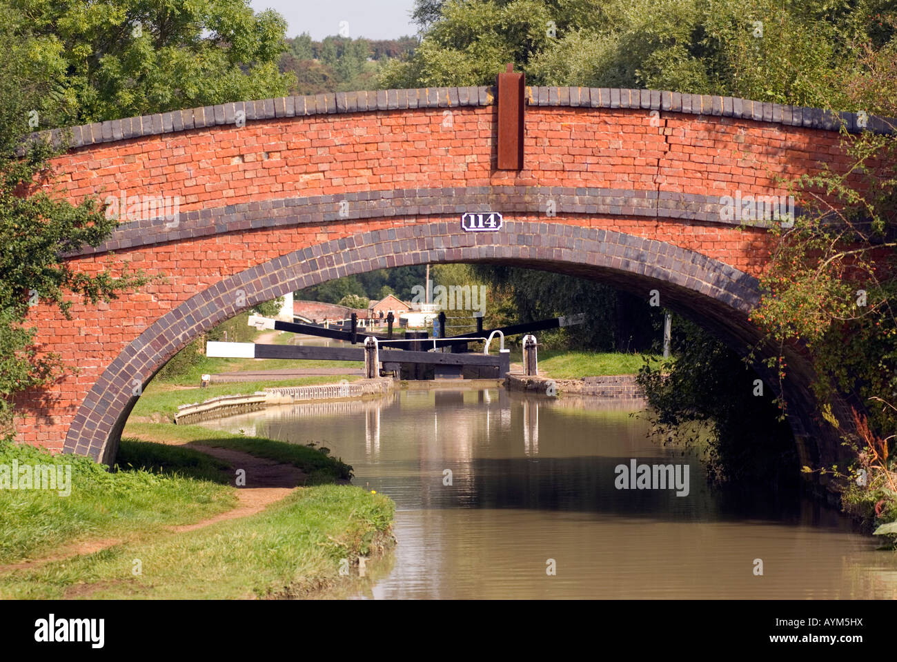 Numero Bridge 114 con una pericolosa spaccatura a sinistra Napton sulla collina di Oxford Canal un esempio lampante di come British acqua Foto Stock