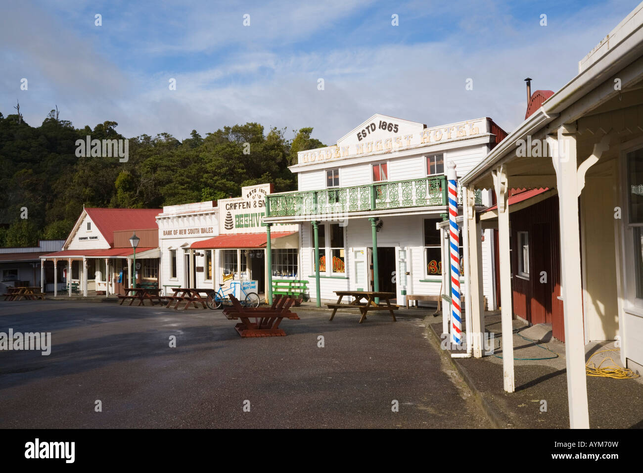 Gli edifici di vecchia costruzione in via principale della baraccopoli replica del XIX secolo la città di attrazione turistica Greymouth Isola del Sud della Nuova Zelanda Foto Stock