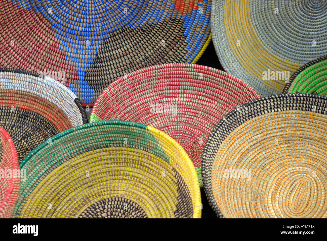 Tessuto di ceste africane in vari colori in un mercato di Dakar in Senegal Foto Stock