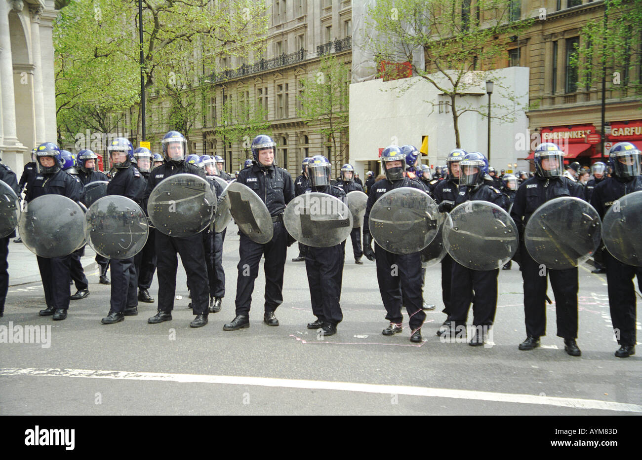 Anti Riot Police in una linea di difesa all'Anti protesta capitalista il giorno di maggio 2000 a Londra Foto Stock