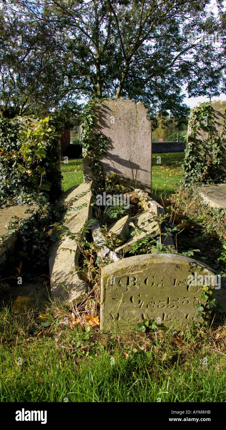 Aprire tomba nel cimitero della Chiesa di St Michael, Beccles, Suffolk, Inghilterra, Regno Unito Foto Stock