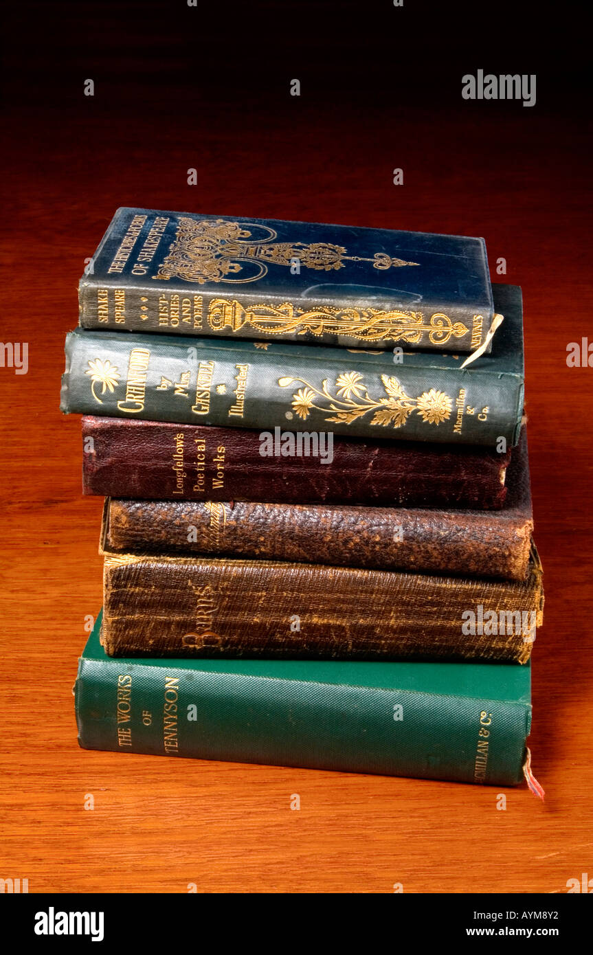 Una pila di libri antichi - Copertina rigida con le edizioni di classici  libri Foto stock - Alamy