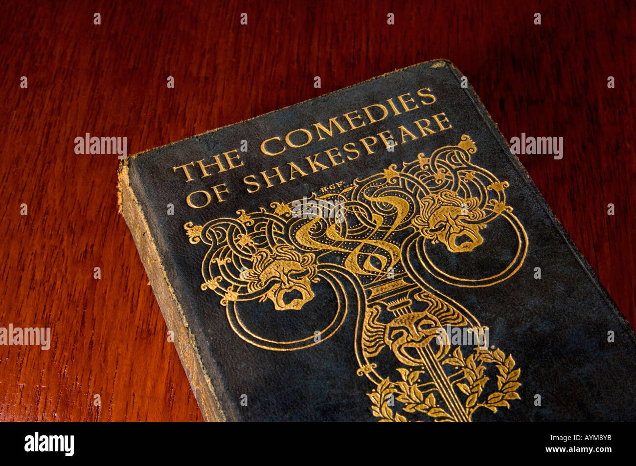 Oro sbalzato, angosciato, leatherbound hardbook copie di William Shakespeare's commedie Foto Stock