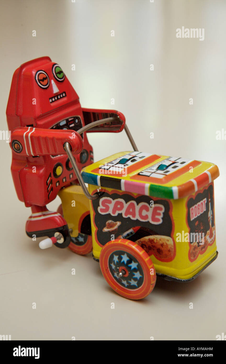 Antico robot giocattolo con auto Foto Stock
