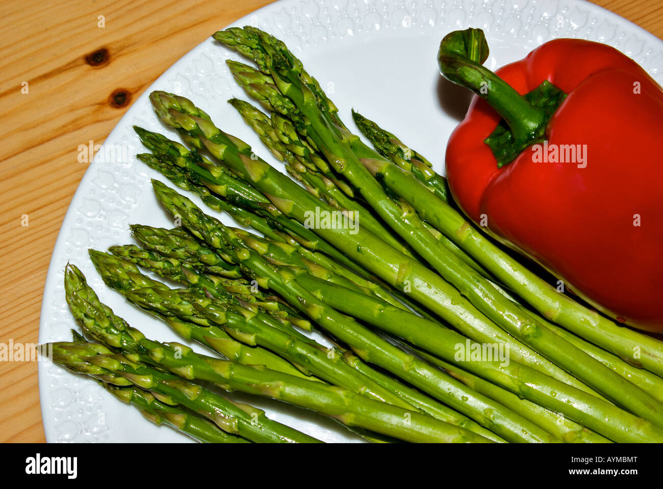 I germogli di asparagi e pepe rosso. Foto Stock