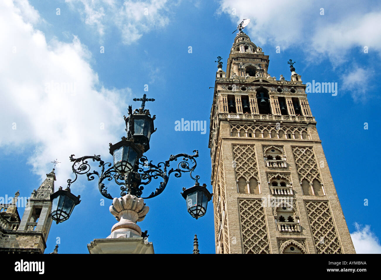 Campanile, Cattedrale di Siviglia e Plaza Virgen de los Reyes, Siviglia, Spagna Foto Stock