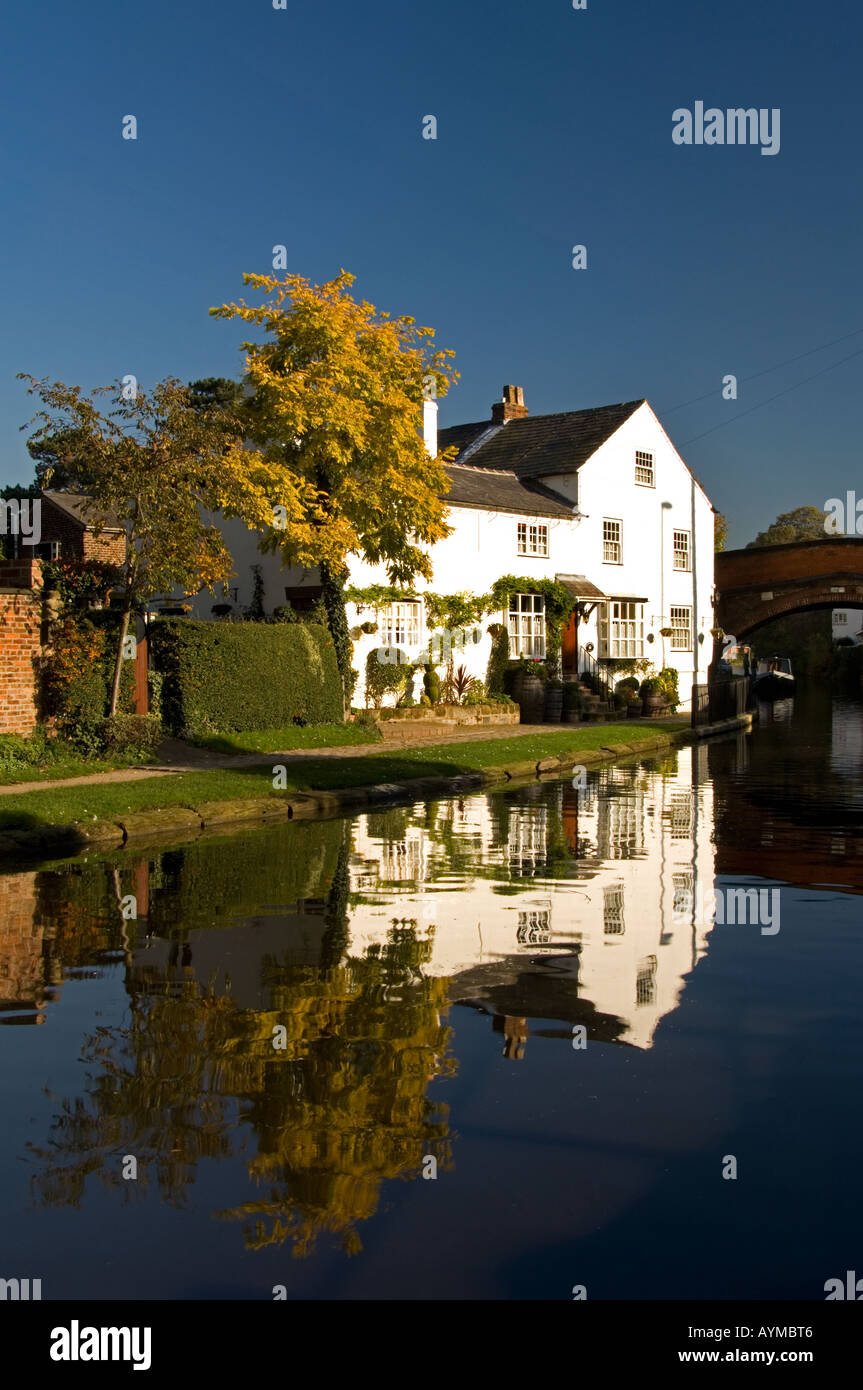 Bridgewater House riflessa nella Bridgewater Canal, Lymm, Cheshire, Inghilterra, Regno Unito Foto Stock