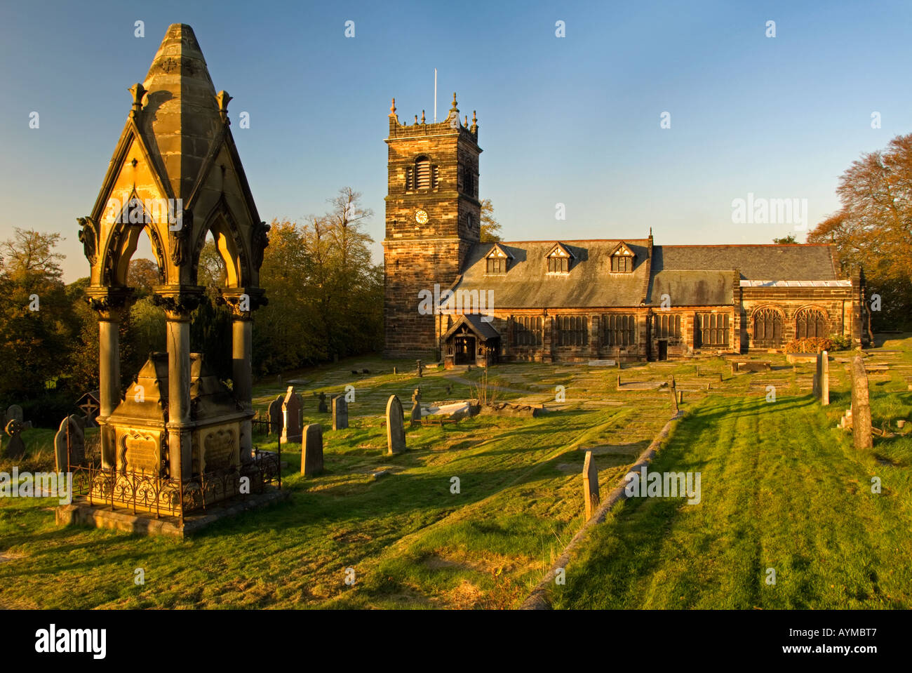 Santa Maria la Chiesa Parrocchiale e il monumento funebre, villaggio di Rostherne, vicino a Knutsford, Cheshire, Inghilterra, Regno Unito Foto Stock
