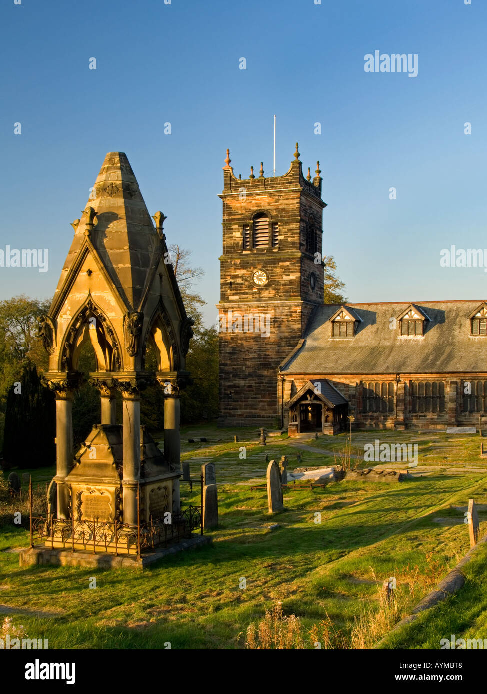 Santa Maria la Chiesa Parrocchiale e il monumento funebre, villaggio di Rostherne, vicino a Knutsford, Cheshire, Inghilterra, Regno Unito Foto Stock